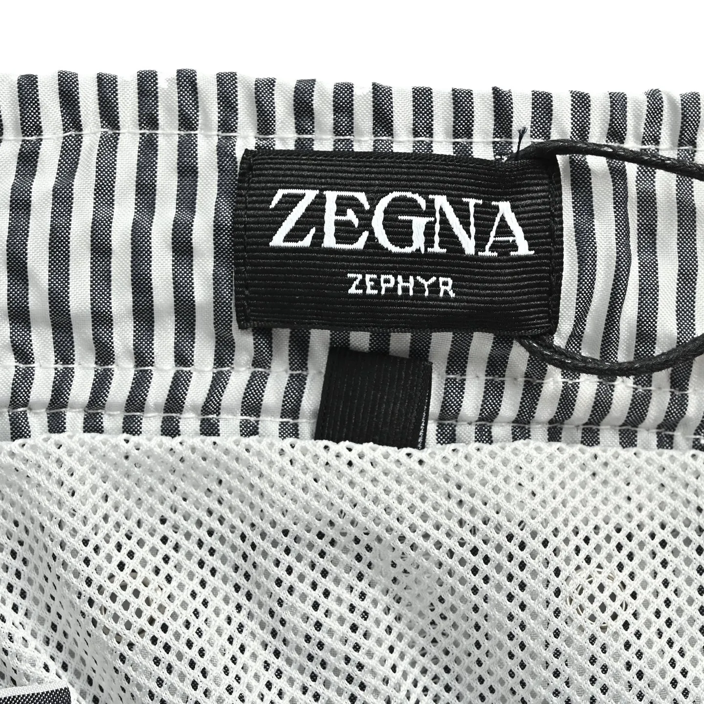 ： ZEGNA/ ： Classic （Seersucker） ， ， Breathable， “ ” ， ， 。 ：Black White ，Classic ， Retro ； +White ， 。 ： ， ； ， ； ， ， 。 ： （ 、 ）， ， 。 Size:S-XL